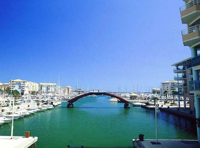 PLACE-DE-PORT-FREJUS-BERTH