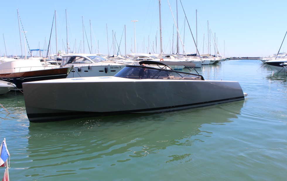 VANDUTCH 40 CHARTER TITANIUM