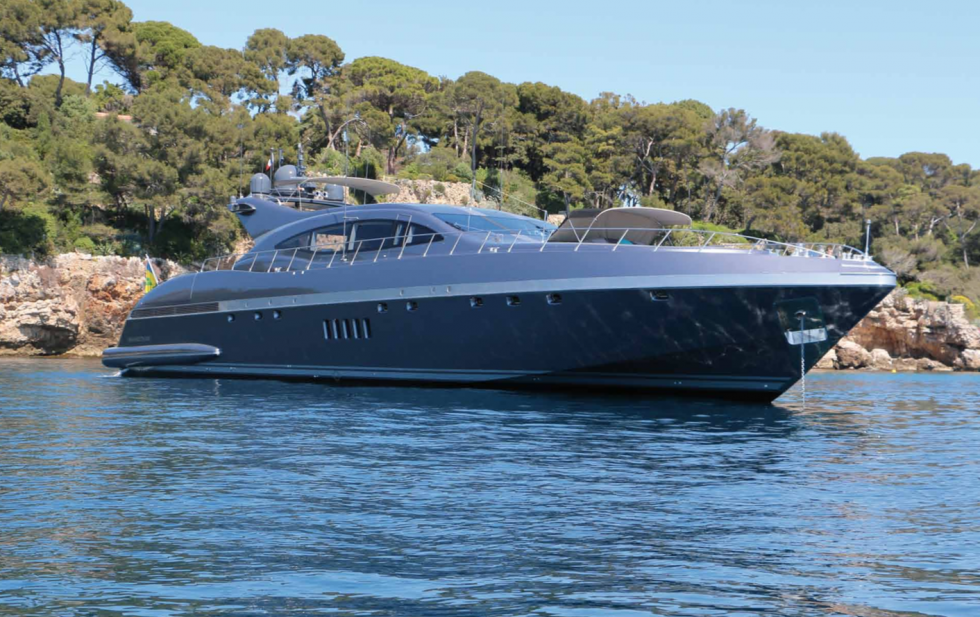 MANGUSTA-108-YACHT-CHARTER-LOCATION-BATEAU-RENT